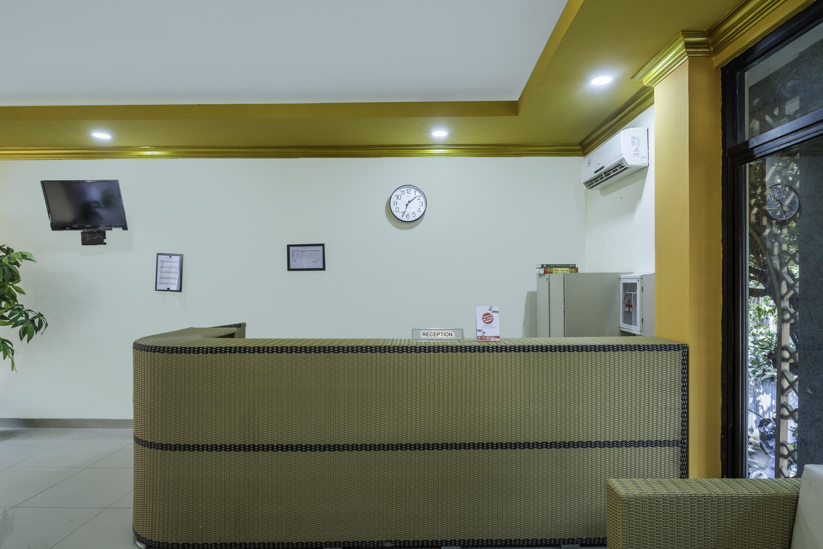 โอโย 2123 ปนดก อาวิเจนนา Hotel จิเรบอน ภายนอก รูปภาพ