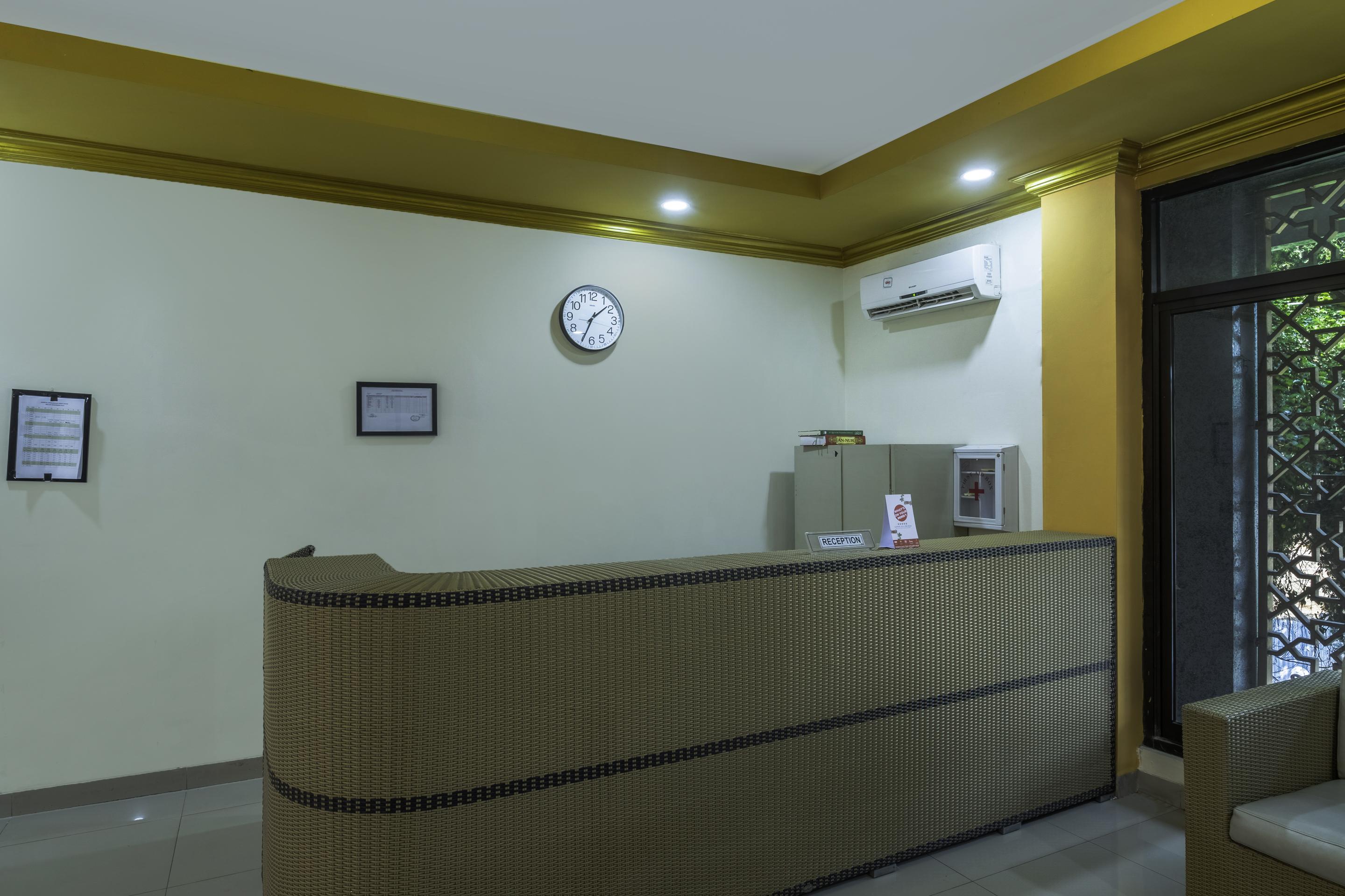 โอโย 2123 ปนดก อาวิเจนนา Hotel จิเรบอน ภายนอก รูปภาพ